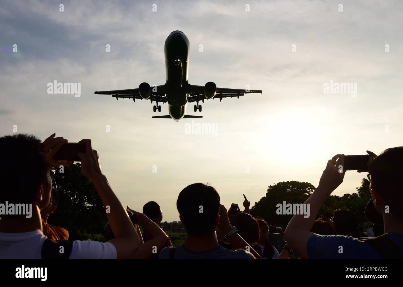 (190616) -- TAIPEI, June 16, 2019 (Xinhua) -- Local residents and tourists observe a passing airplane near Taipei Songshan Airport in Taipei, southeast China s Taiwan, June 16, 2019. (Xinhua/Zhu Xiang) CHINA-TAIPEI-DAILY LIFE-AIRPLANES (CN) PUBLICATIONxNOTxINxCHN Stock Photo