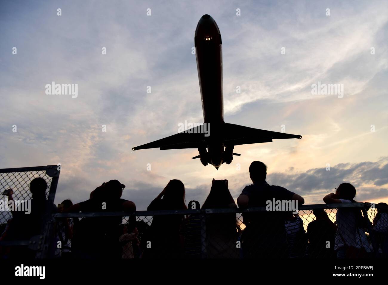 (190616) -- TAIPEI, June 16, 2019 (Xinhua) -- Local residents and tourists observe a passing airplane near Taipei Songshan Airport in Taipei, southeast China s Taiwan, June 16, 2019. (Xinhua/Zhu Xiang) CHINA-TAIPEI-DAILY LIFE-AIRPLANES (CN) PUBLICATIONxNOTxINxCHN Stock Photo