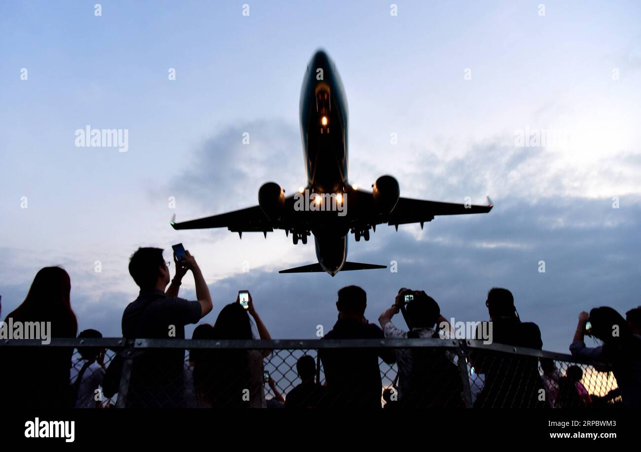 (190617) -- BEIJING, June 17, 2019 (Xinhua) -- Local residents and tourists observe a passing airplane near Taipei Songshan Airport in Taipei, southeast China s Taiwan, June 16, 2019. (Xinhua/Zhu Xiang) XINHUA PHOTOS OF THE DAY PUBLICATIONxNOTxINxCHN Stock Photo