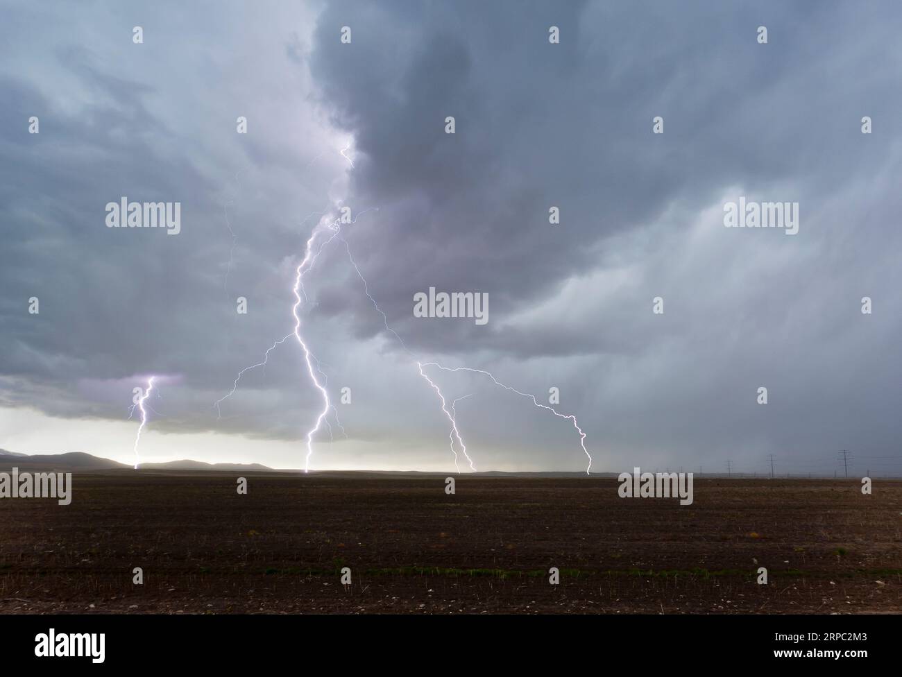 Horizontal lightning hi-res stock photography and images - Alamy