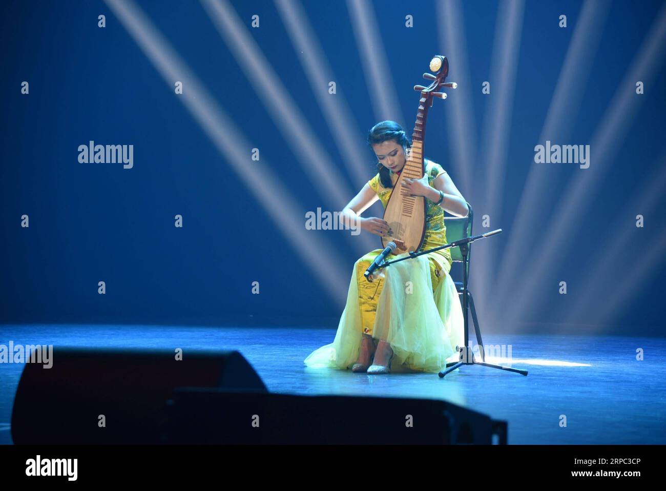 190622) -- MANAMA, June 22, 2019 (Xinhua) -- A performer of Yinchuan Arts  Theater performs Pipa, a traditional Chinese musical instrument, in Manama,  Bahrain, June 20, 2019. A singing and dancing performance