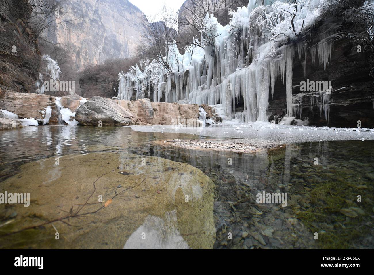 (190624) -- ZHENGZHOU, June 24, 2019 -- Photo taken on Jan. 9, 2019 shows the frozen waterfalls at Yuntai Mountain scenic area in Jiaozuo, a city in central China s Henan Province. Located at the central part of China, Henan lies in the mid-lower reach of the Yellow River, the country s second longest river. Besides its abundant historical and cultural resources as well as natural landscapes, Henan, as a main agricultural province, is also regarded as a major producing area of agricultural products in China. Taking the ideas of lucid waters and lush mountains are invaluable assets , Henan in r Stock Photo