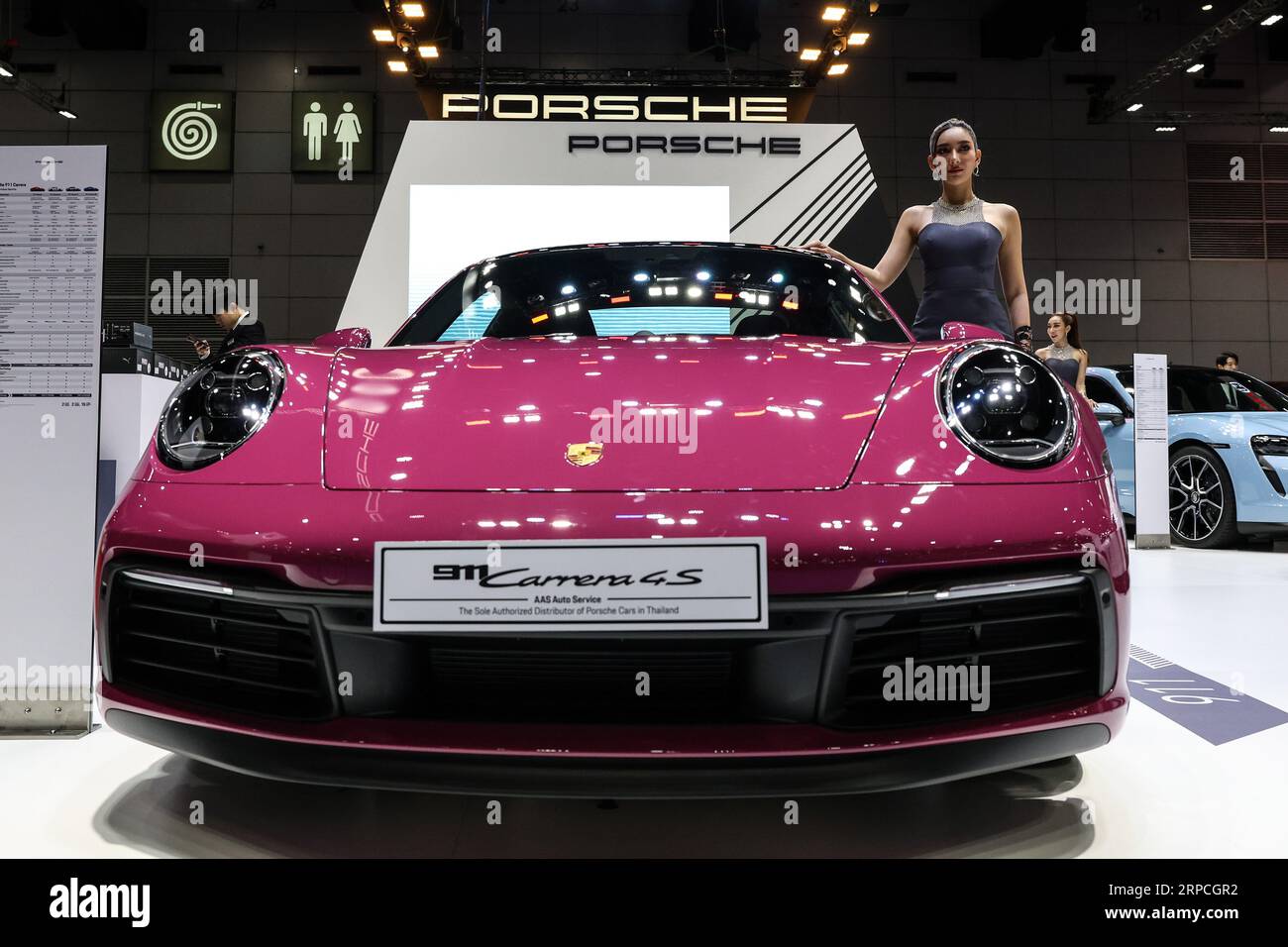 Bangkok, Thailand. 3rd Sep, 2023. A hostess stands near a Porsche Carrera 4S at Bangkok International Grand Motor Sale in Bangkok, Thailand, September 3, 2023. (Credit Image: © Valeria Mongelli/ZUMA Press Wire) EDITORIAL USAGE ONLY! Not for Commercial USAGE! Stock Photo