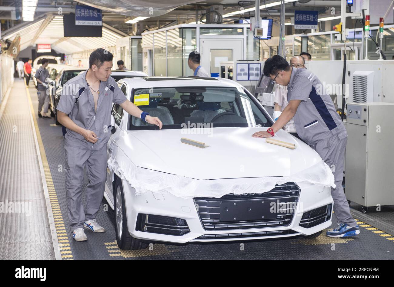 (190709) -- CHANGCHUN, July 9, 2019 -- Workers check vehicles at FAW-Volkswagen factory in Changchun, northeast China s Jilin Province, July 9, 2019. The Sino-German auto joint venture FAW-Volkswagen said a record 311,871 Audi vehicles were sold in China in the first half of 2019, up 2.1 percent year-on-year. ) CHINA-JILIN-CHANGCHUN-AUDI-SALES RECORD XuxChang PUBLICATIONxNOTxINxCHN Stock Photo