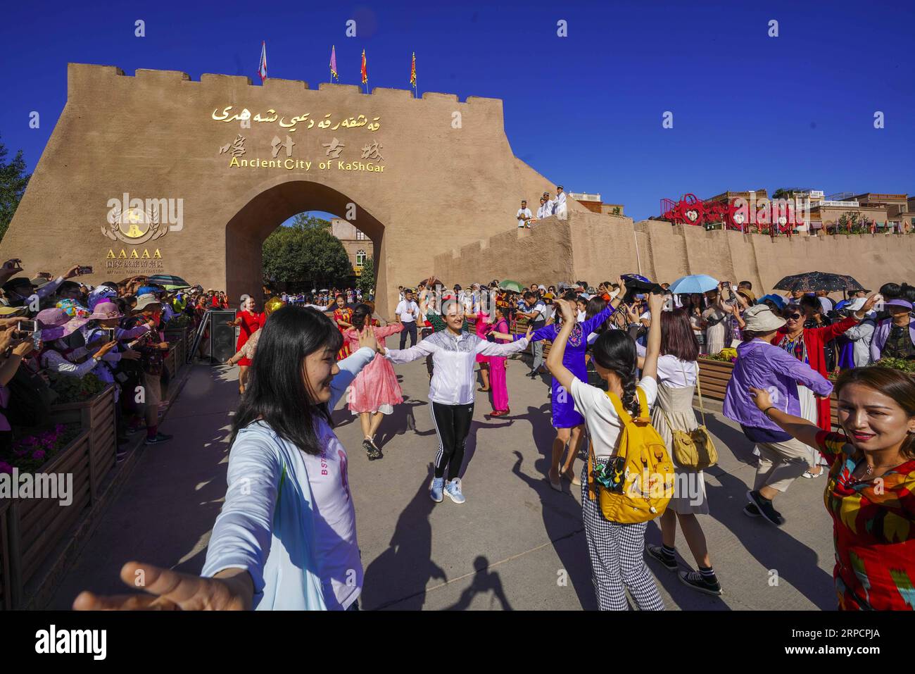 (190711) -- KASHGAR, July 11, 2019 -- Tourists dance with staff members in the ancient city of Kashgar, northwest China s Xinjiang Uygur Autonomous Region, July 8, 2019. In the first half of 2019, the ancient city of Kashgar received over 310,000 tourists. ) CHINA-XINJIANG-KASHGAR ANCIENT CITY-TOURISM (CN) ZhaoxGe PUBLICATIONxNOTxINxCHN Stock Photo