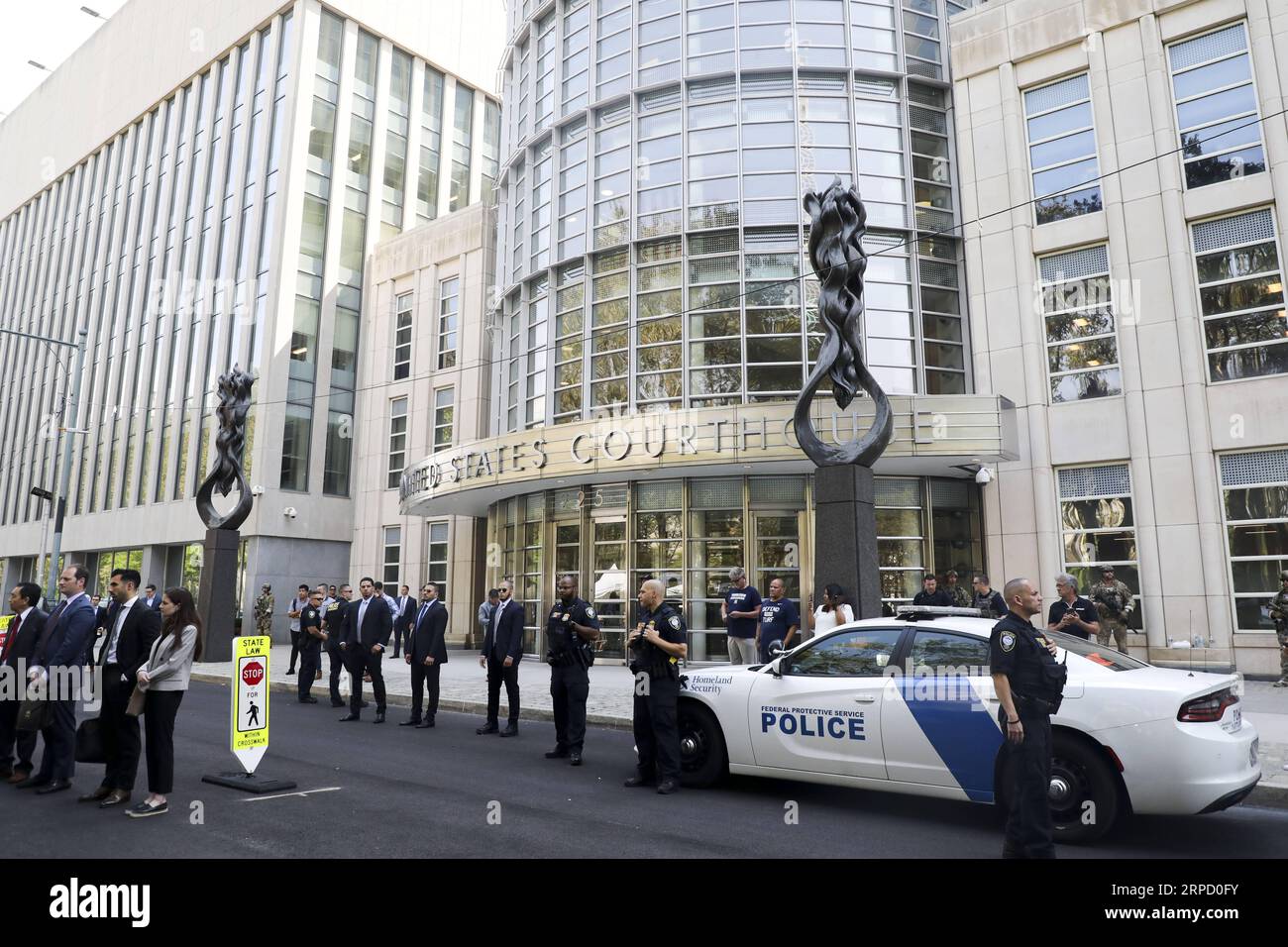 (190717) -- NEW YORK, July 17, 2019 -- Police officers stand guard outside a federal court in New York City s Brooklyn borough, the United States, July 17, 2019. U.S. judges have sentenced Mexican drug kingpin Joaquin El Chapo Guzman to life in prison, according to a court hearing here on Wednesday. ) U.S.-NEW YORK-MEXICAN DRUG LORD-GUZMAN-SENTENCE WangxYing PUBLICATIONxNOTxINxCHN Stock Photo