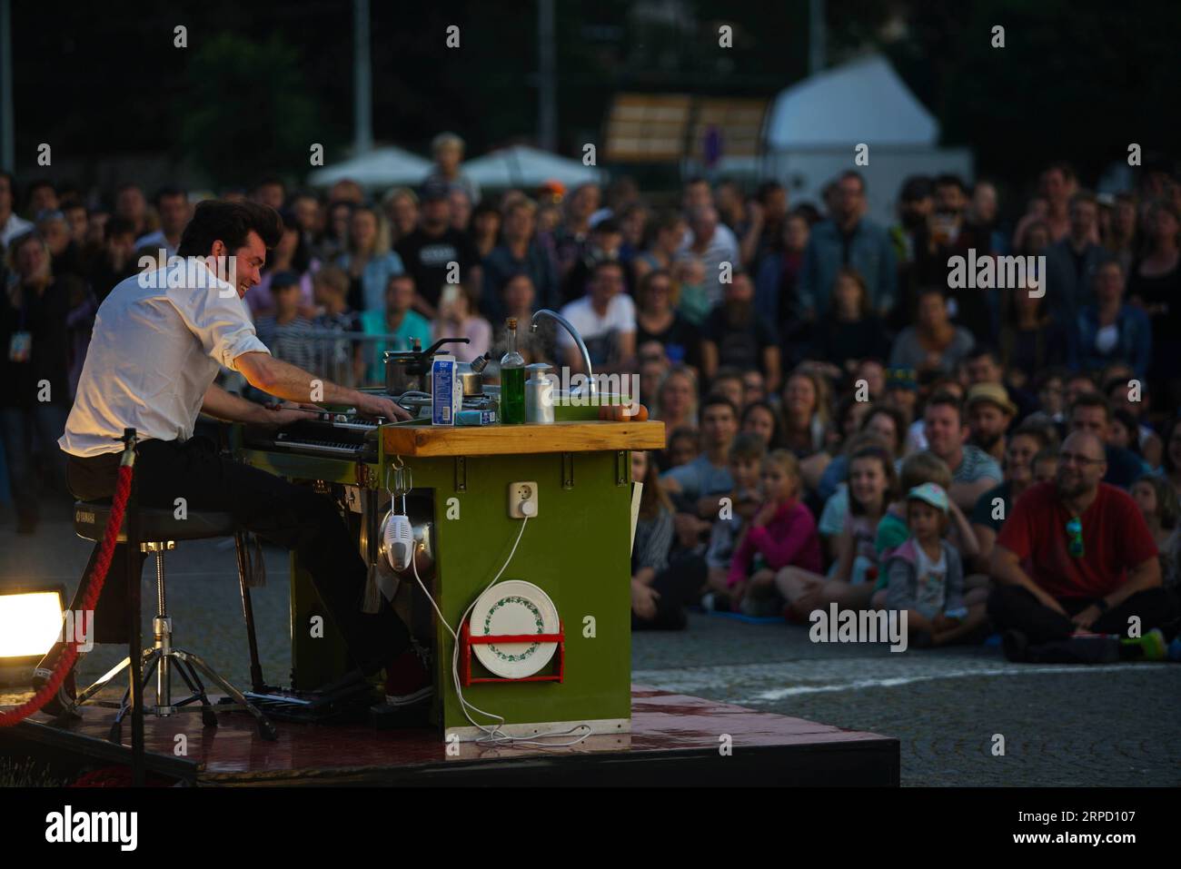 (190718) -- PRAGUE, July 18, 2019 (Xinhua) -- An artist performs during the 11th Prague International Street Theatre Festival in Prague, the Czech Republic, July 17, 2019. The four-day festival closed Thursday in the Czech capital. Artists from seven European countries staged more than 30 performances for the city s residents and visitors. (Xinhua/Dana Kesnerova) CZECH REPUBLIC-PRAGUE-THEATRE-FESTIVAL PUBLICATIONxNOTxINxCHN Stock Photo