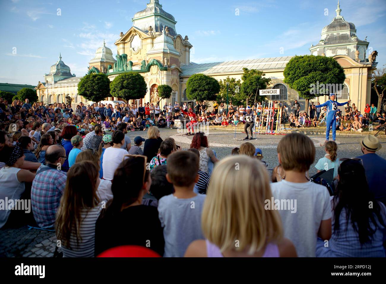 (190718) -- PRAGUE, July 18, 2019 (Xinhua) -- People watch a performance during the 11th Prague International Street Theatre Festival in Prague, the Czech Republic, July 17, 2019. The four-day festival closed Thursday in the Czech capital. Artists from seven European countries staged more than 30 performances for the city s residents and visitors. (Xinhua/Dana Kesnerova) CZECH REPUBLIC-PRAGUE-THEATRE-FESTIVAL PUBLICATIONxNOTxINxCHN Stock Photo
