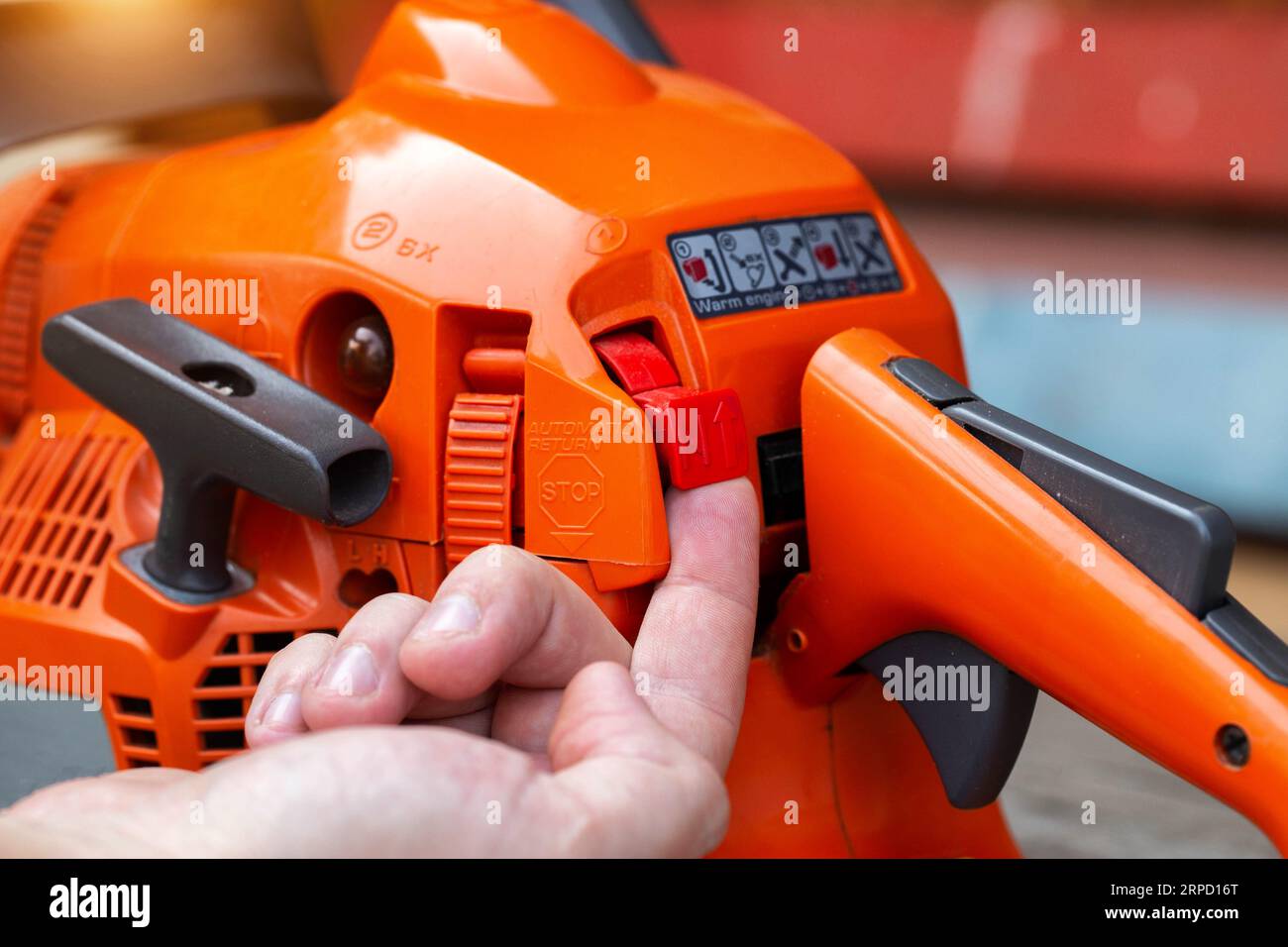 Opening and closing the throttle by moving the combination lever up one