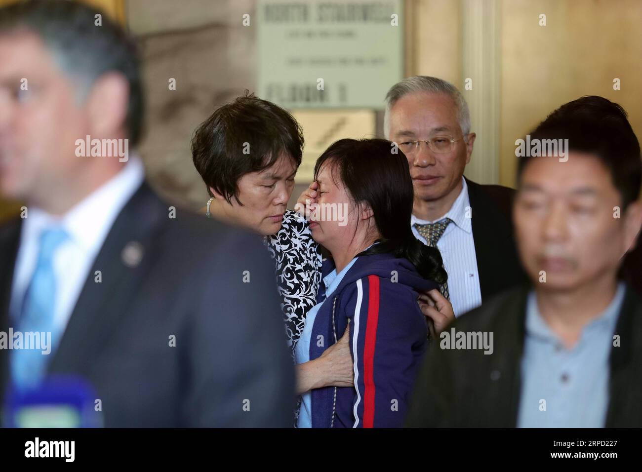 (190719) -- BEIJING, July 19, 2019 -- Ye Lifeng (C), mother of Zhang Yingying, leans on a supporter s shoulder at a press conference after final verdict in Peoria, Illinois, the United States, July 18, 2019. ) Xinhua Headlines: U.S. man who killed Chinese scholar Zhang Yingying sentenced to life imprisonment WangxPing PUBLICATIONxNOTxINxCHN Stock Photo