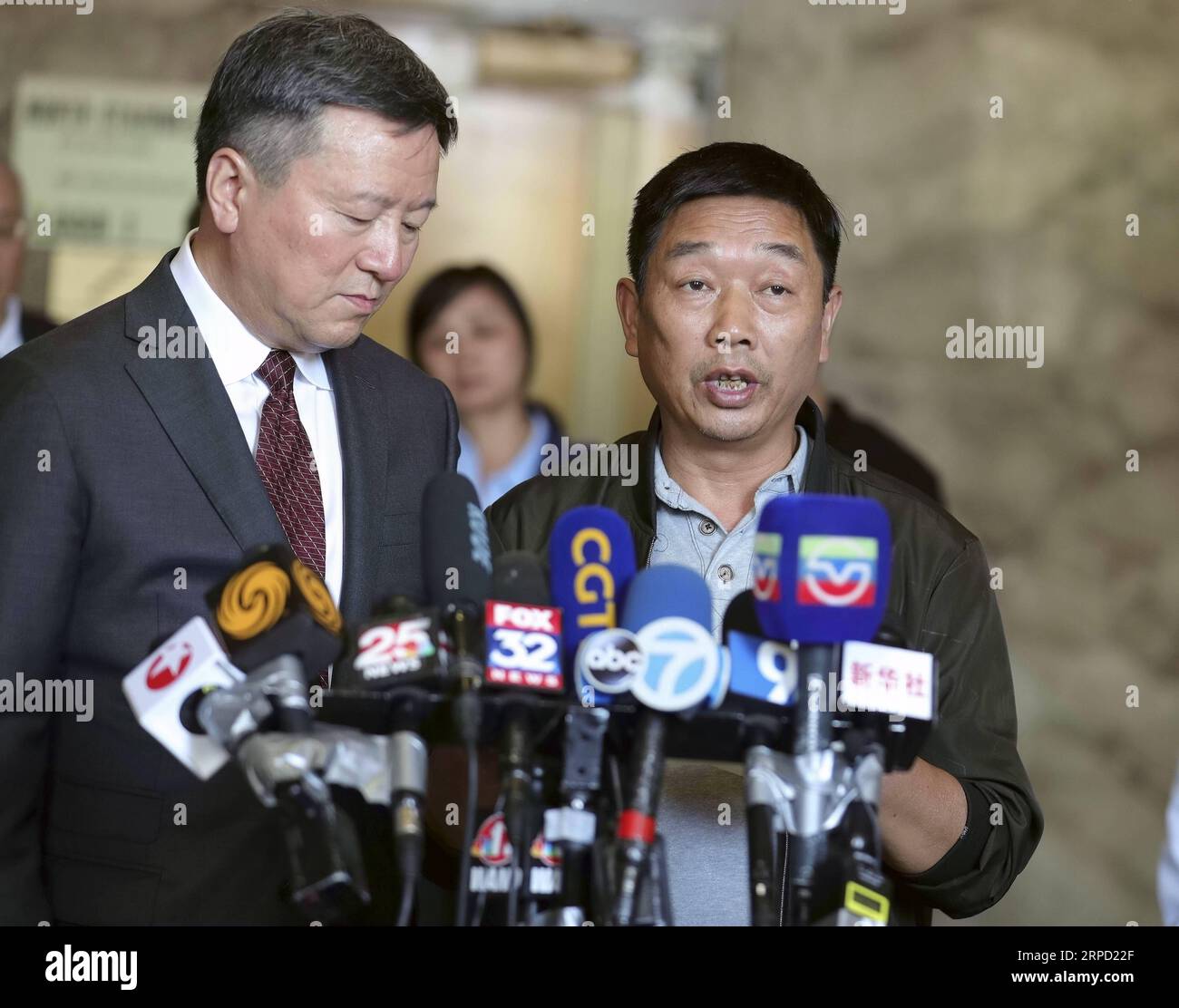 (190719) -- BEIJING, July 19, 2019 -- Zhang Ronggao (R), father of Zhang Yingying, speaks at a press conference after final verdict in Peoria, Illinois, the United States, July 18, 2019. ) Xinhua Headlines: U.S. man who killed Chinese scholar Zhang Yingying sentenced to life imprisonment WangxPing PUBLICATIONxNOTxINxCHN Stock Photo