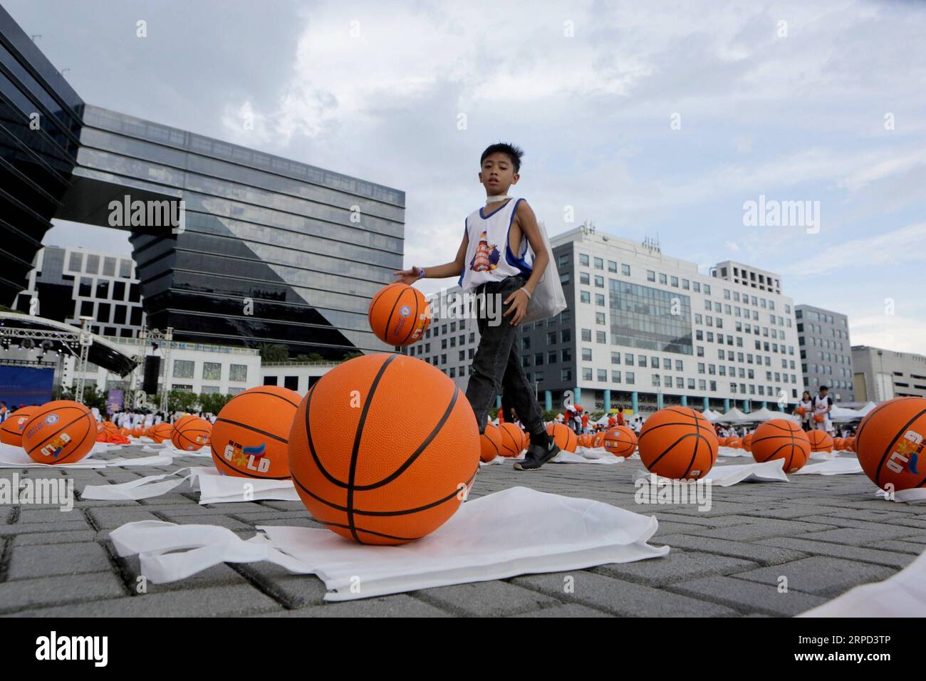 190721) -- PASAY, July 21, 2019 -- A participant plays basketball before an  attempt to break the Guinness World Record for the most number of people  dribbling basketball simultaneously, in Pasay City,