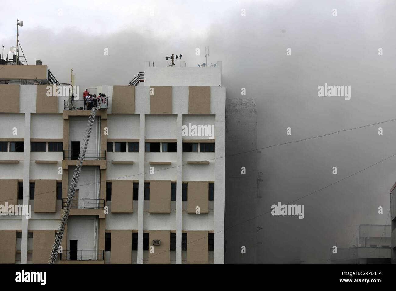 (190723) -- MUMBAI, July 23, 2019 -- Indian firefighters rescue people from Mahanagar Telephone Nigam Limited (MTNL) building after a fire broke out in Mumbai, India, July 22, 2019. (Str/Xinhua) INDIA-MUMBAI-FIRE XinxHuashe PUBLICATIONxNOTxINxCHN Stock Photo
