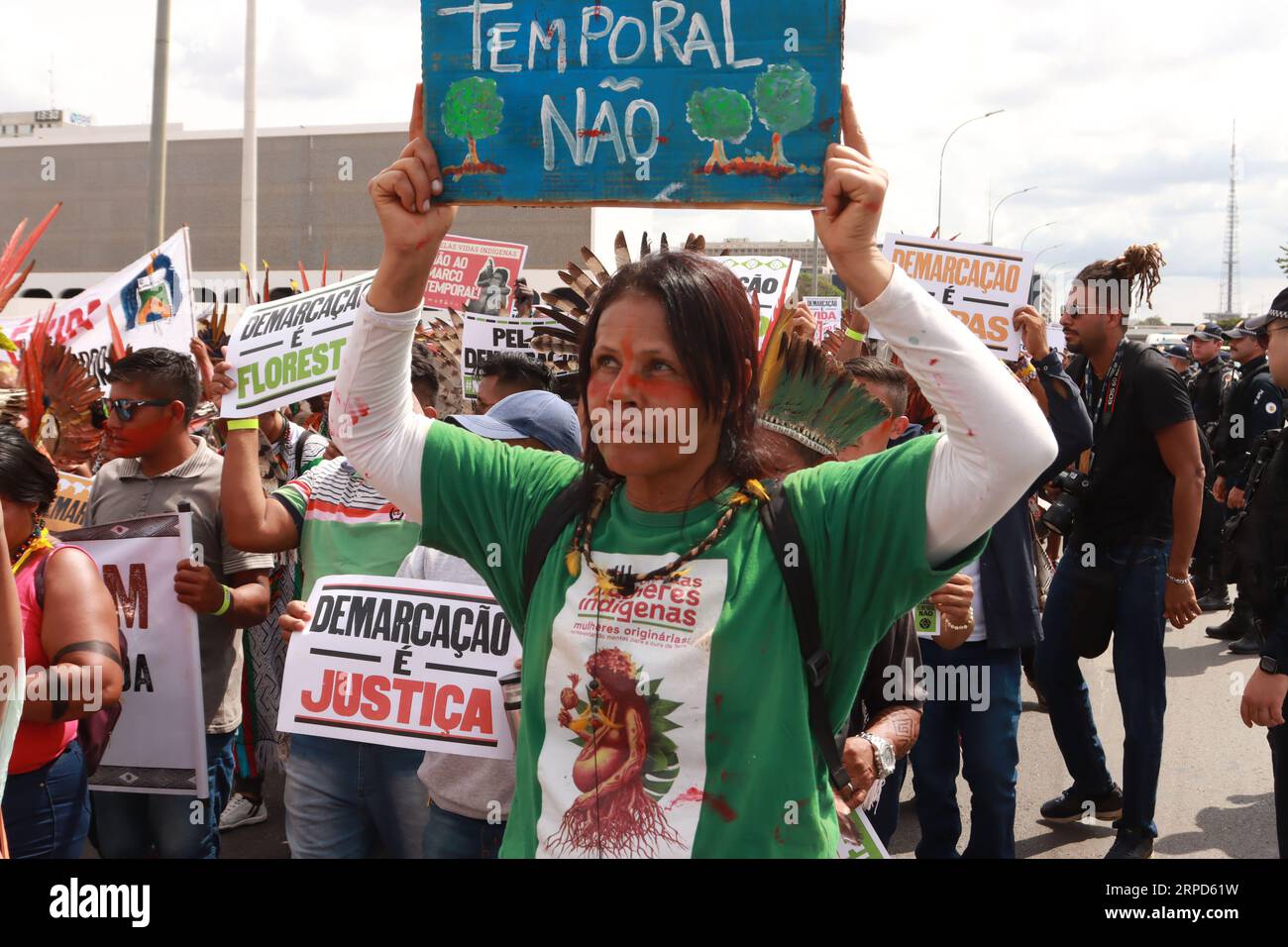 Indigenous women defend hi-res stock photography and images - Alamy