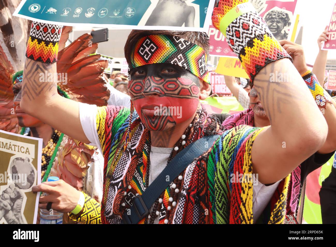 Indigenous women defend hi-res stock photography and images - Alamy