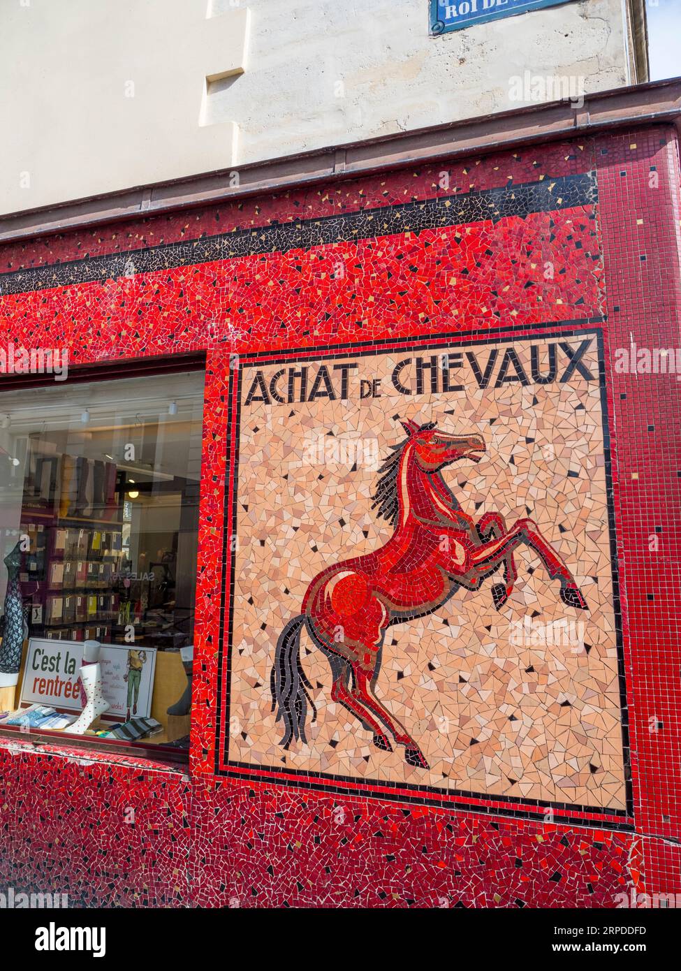 Red Horse, Mosaique Achat De Chevaux, Paris, France, Europe, EU. Stock Photo