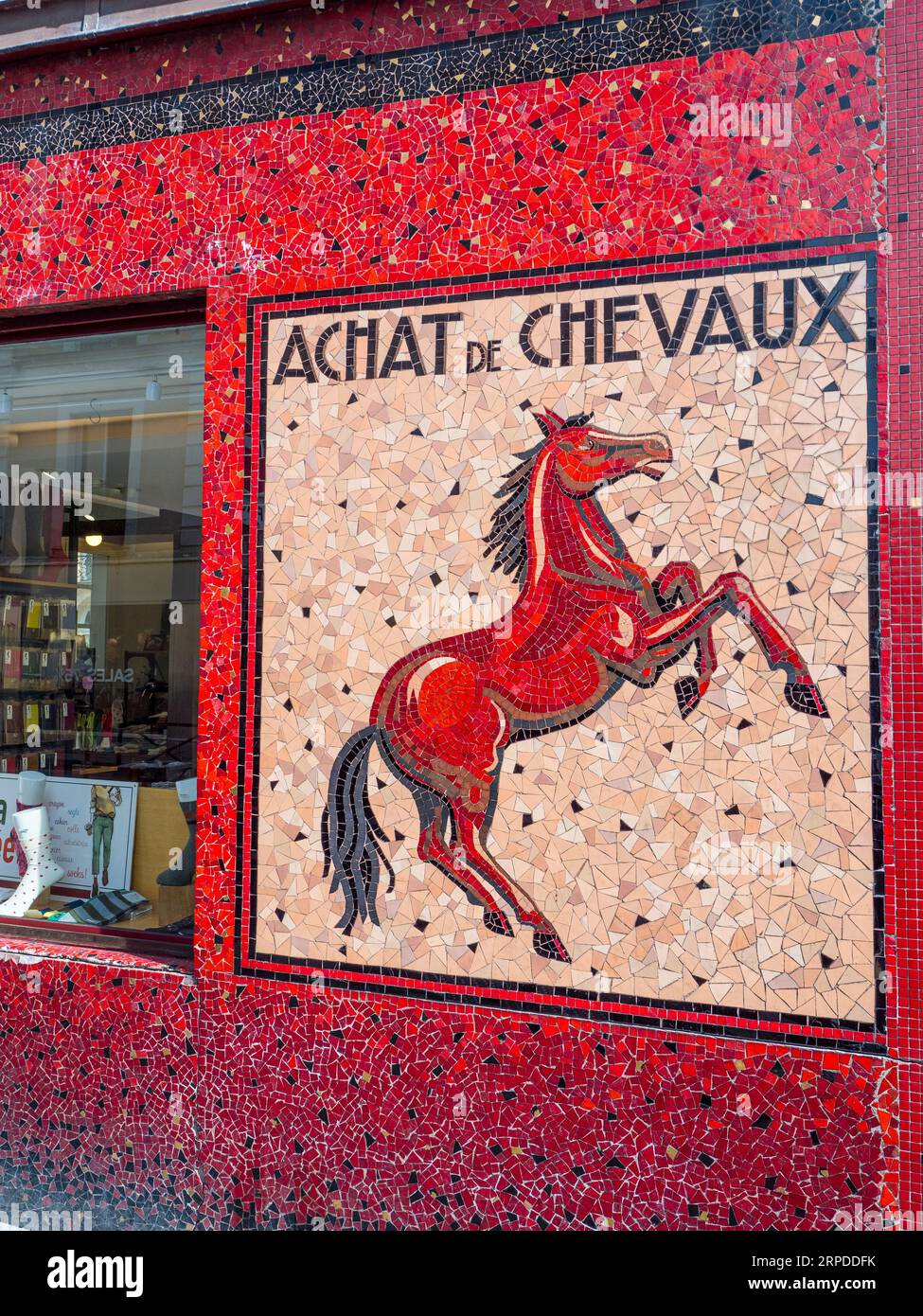 Red Horse, Mosaique Achat De Chevaux, Paris, France, Europe, EU. Stock Photo