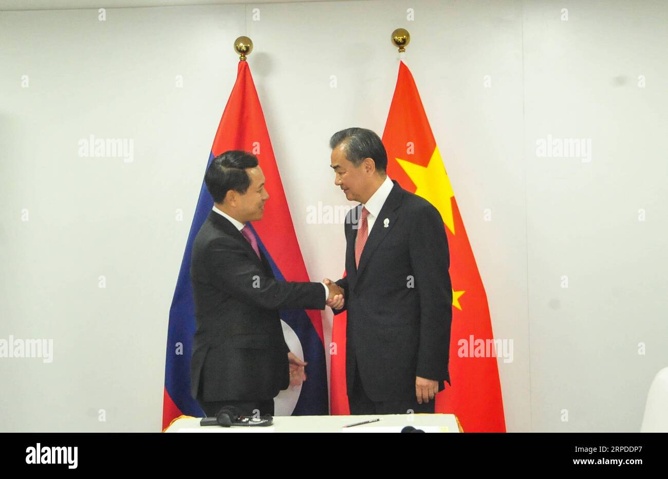 (190731) -- BANGKOK, July 31, 2019 (Xinhua) -- Chinese State Councilor and Foreign Minister Wang Yi (R) meets with Lao Foreign Minister Saleumxay Kommasith in Bangkok, Thailand, on July 31, 2019. (Xinhua/Rachen Sageamsak) THAILAND-BANGKOK-CHINA-LAOS-FM-MEETING PUBLICATIONxNOTxINxCHN Stock Photo