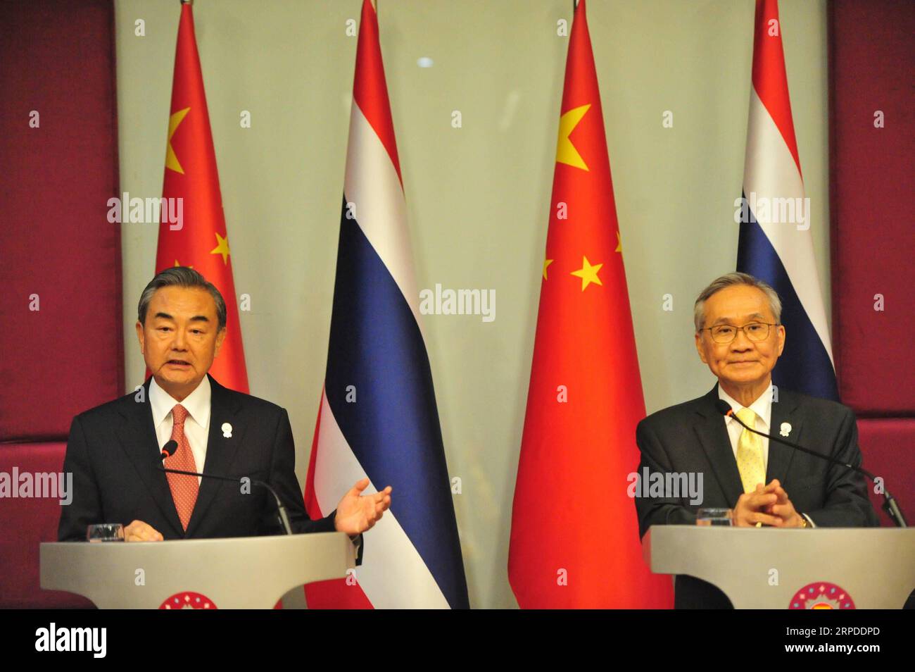 (190731) -- BANGKOK, July 31, 2019 (Xinhua) -- Chinese State Councilor and Foreign Minister Wang Yi (L) and Thai Foreign Minister Don Pramudwinai meet the press after their meeting in Bangkok, Thailand, on July 31, 2019. (Xinhua/Rachen Sageamsak) THAILAND-BANGKOK-CHINA-FM-MEETING PUBLICATIONxNOTxINxCHN Stock Photo