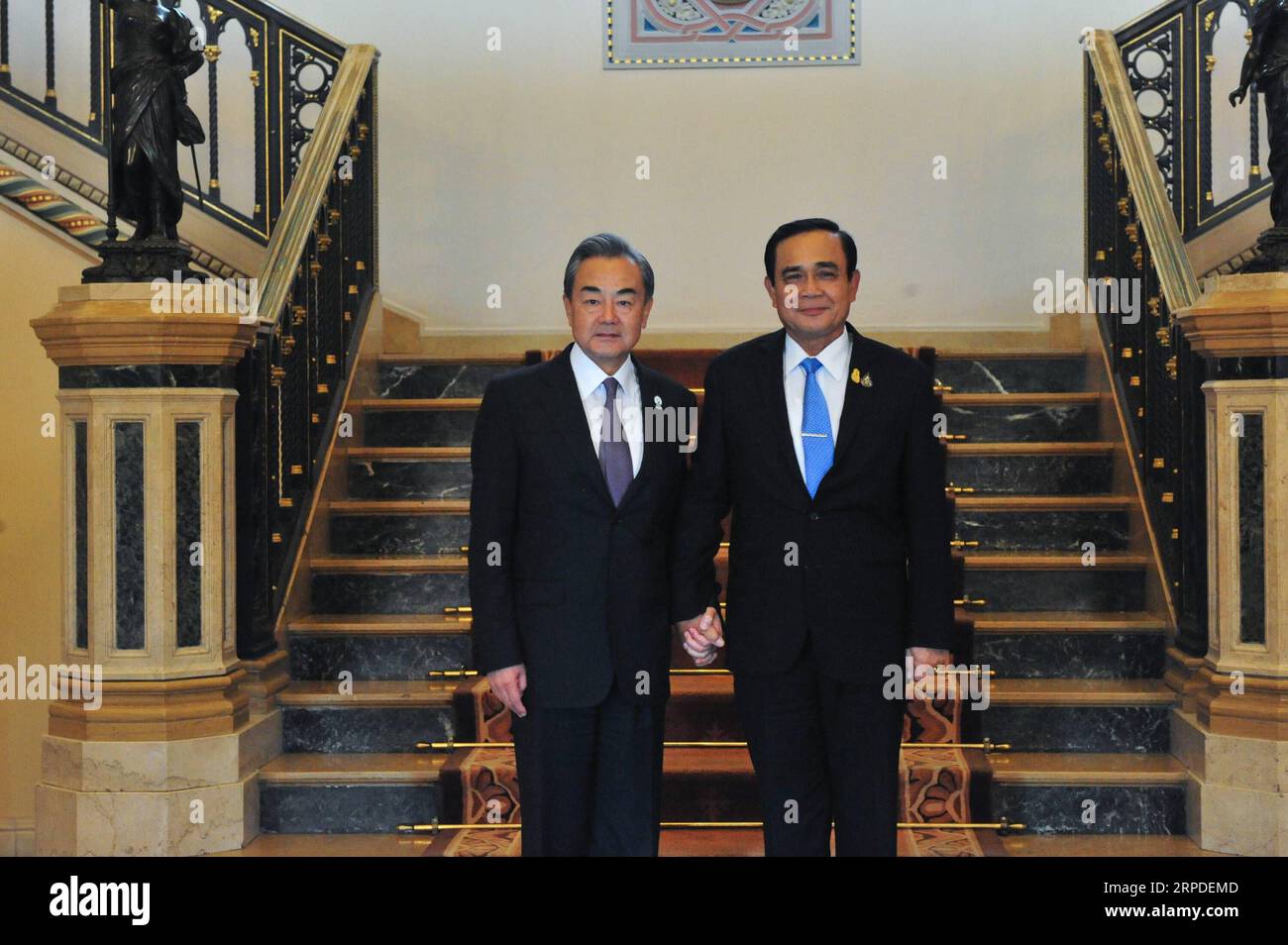(190801) -- BANGKOK, Aug. 1, 2019 -- Thai Prime Minister Prayut Chan-o-cha (R) meets with Chinese State Councilor and Foreign Minister Wang Yi at the Government House in Bangkok, Thailand, Aug. 1, 2019. Rachen Sageamsak) THAILAND-BANGKOK-PM-PRAYUT-CHINA-WANG YI-MEETING LaxHeng PUBLICATIONxNOTxINxCHN Stock Photo