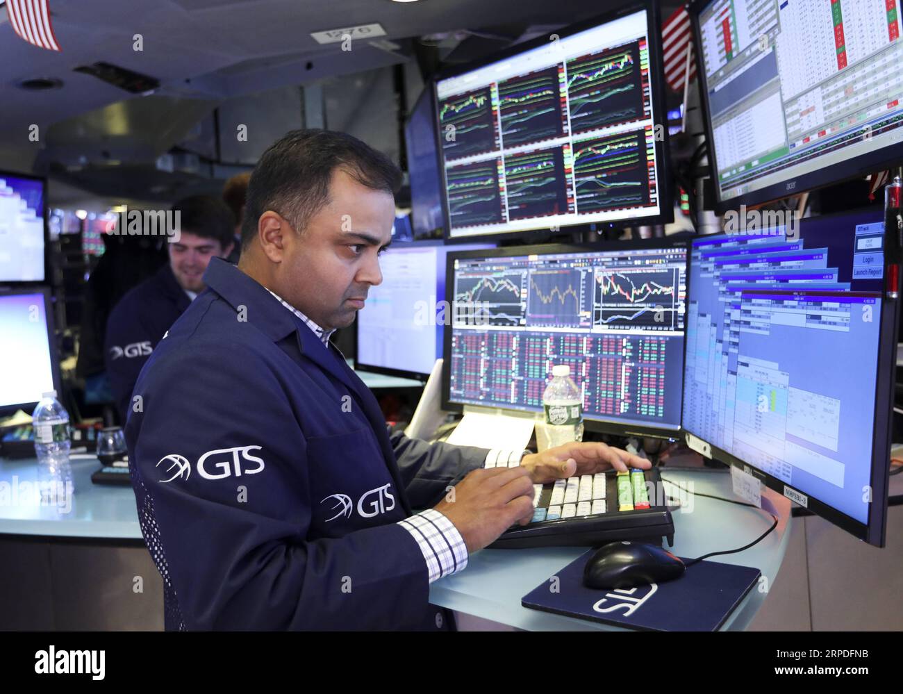New York, Handelstag an der Wall Street 190802 -- NEW YORK, Aug. 2, 2019 -- Traders work at the New York Stock Exchange in New York, the United States, Aug. 2, 2019. U.S. stocks ended lower on Friday, as investors digested a batch of economic data and a Fed official expressed dissent over the central bank s rate cut move. The Dow Jones Industrial Average decreased 98.41 points, or 0.37 percent, to 26,485.01. The S&P 500 fell 21.51 points, or 0.73 percent, to 2,932.05. The Nasdaq Composite Index shed 107.05 points, or 1.32 percent, to 8,004.07.  U.S.-NEW YORK-STOCKS WangxYing PUBLICATIONxNOTxIN Stock Photo