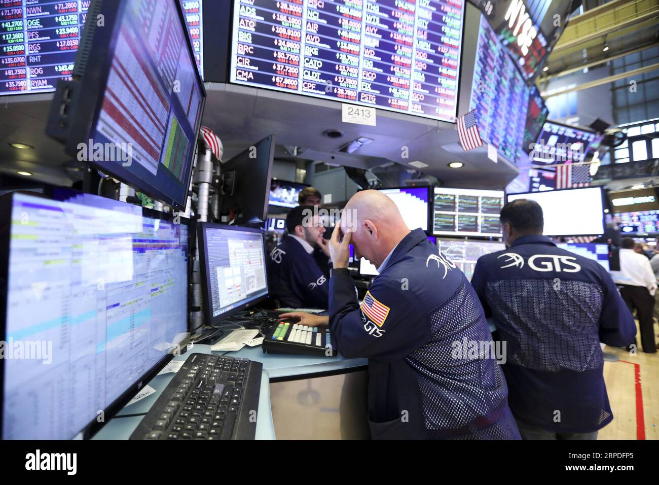 New York, Handelstag an der Wall Street 190802 -- NEW YORK, Aug. 2, 2019 -- Traders work at the New York Stock Exchange in New York, the United States, Aug. 2, 2019. U.S. stocks ended lower on Friday, as investors digested a batch of economic data and a Fed official expressed dissent over the central bank s rate cut move. The Dow Jones Industrial Average decreased 98.41 points, or 0.37 percent, to 26,485.01. The S&P 500 fell 21.51 points, or 0.73 percent, to 2,932.05. The Nasdaq Composite Index shed 107.05 points, or 1.32 percent, to 8,004.07.  U.S.-NEW YORK-STOCKS WangxYing PUBLICATIONxNOTxIN Stock Photo
