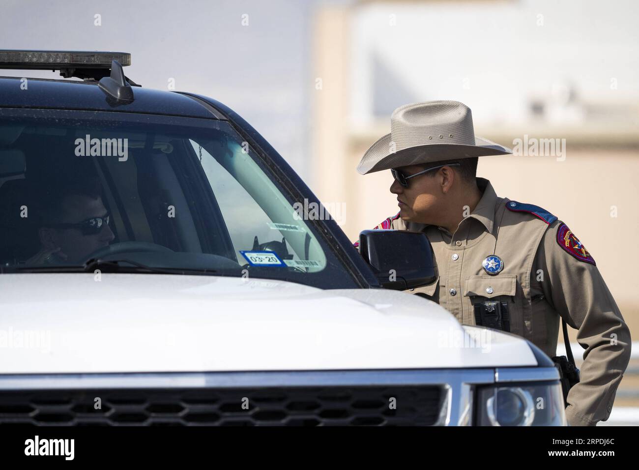 (190805) -- EL PASO, Aug. 5, 2019 -- A policeman stands guard outside the Walmart center where the mass shooting took place in El Paso, Texas, the United States, Aug. 5, 2019. The death toll in weekend mass shooting in El Paso, U.S. state of Texas, has risen to 22 after two people died early Monday morning at a hospital, El Paso police said. ) U.S.-EL PASO-MASS SHOOTING-DEATH TOLL-RISING WangxYing PUBLICATIONxNOTxINxCHN Stock Photo