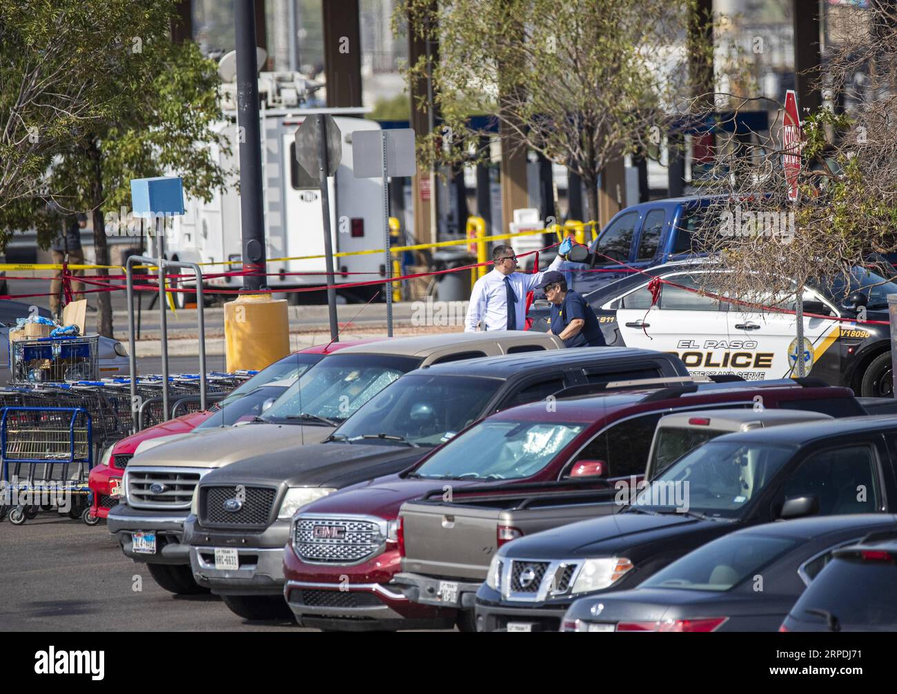 (190805) -- EL PASO, Aug. 5, 2019 -- Investigators work at the Walmart center where the mass shooting took place in El Paso, Texas, the United States, Aug. 5, 2019. The death toll in weekend mass shooting in El Paso, U.S. state of Texas, has risen to 22 after two people died early Monday morning at a hospital, El Paso police said. ) U.S.-EL PASO-MASS SHOOTING-DEATH TOLL-RISING WangxYing PUBLICATIONxNOTxINxCHN Stock Photo