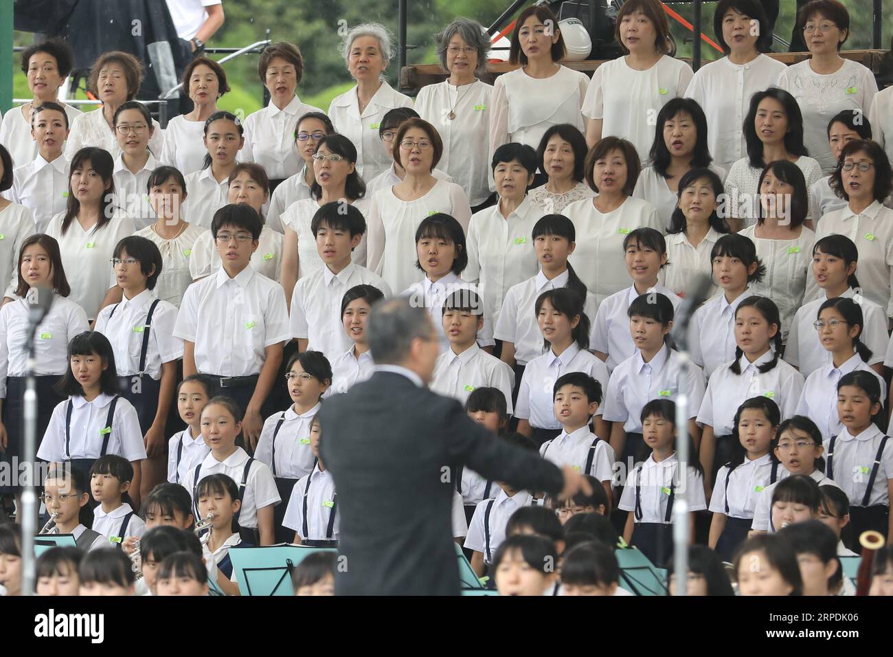 (190806) -- HIROSHIMA, Aug. 6, 2019 -- People sing as they attend an annual memorial ceremony in Hiroshima, Japan, Aug. 6, 2019. Hiroshima, a Japanese city hit by a U.S. atomic bomb at the end of World War II, marked the 74th anniversary of the bombing on Tuesday. ) JAPAN-HIROSHIMA-ATOMIC BOMB-ANNIVERSARY DuxXiaoyi PUBLICATIONxNOTxINxCHN Stock Photo