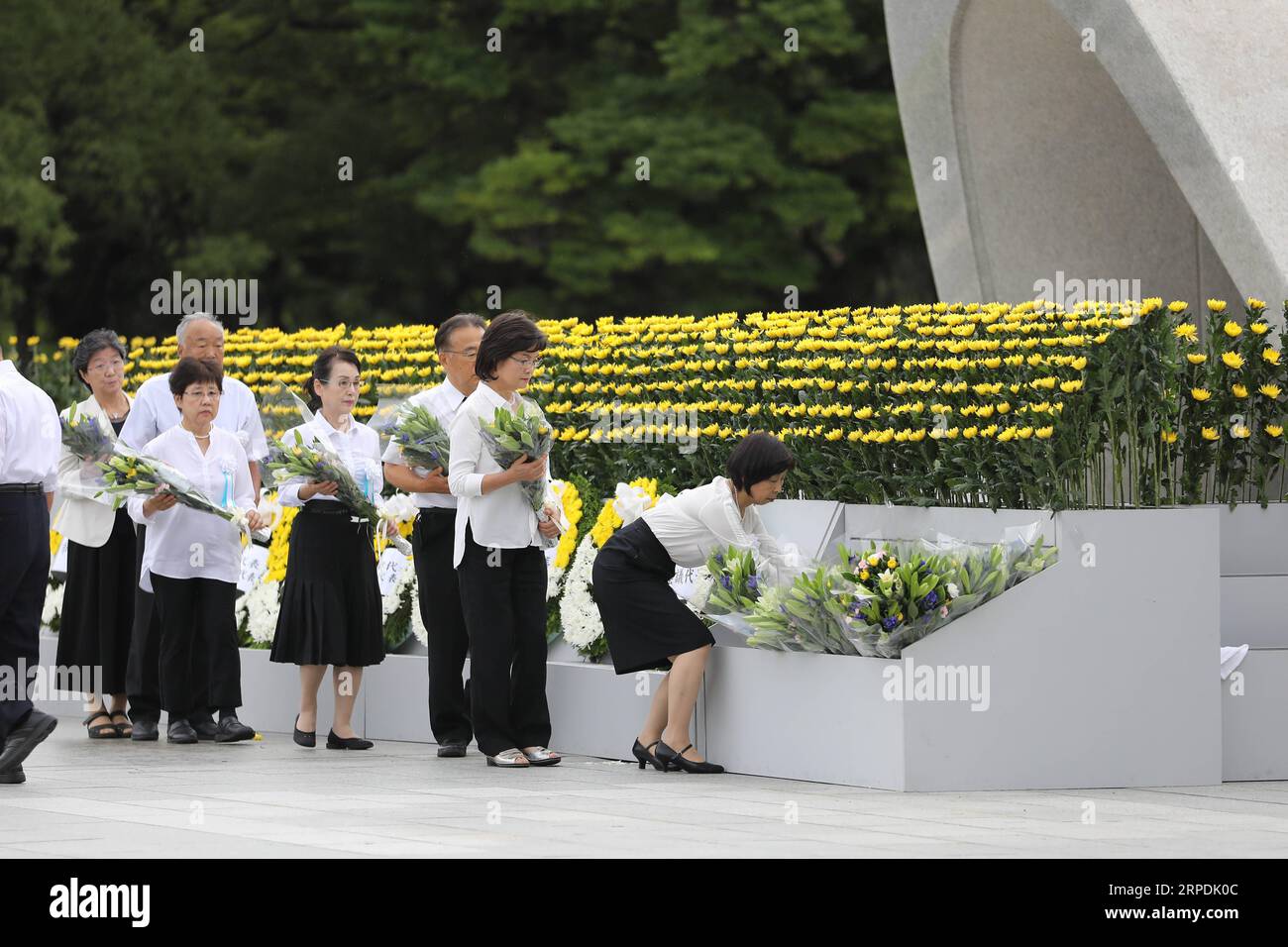 (190806) -- HIROSHIMA, Aug. 6, 2019 -- People pay floral tribute during an annual memorial ceremony in Hiroshima, Japan, Aug. 6, 2019. Hiroshima, a Japanese city hit by a U.S. atomic bomb at the end of World War II, marked the 74th anniversary of the bombing on Tuesday. ) JAPAN-HIROSHIMA-ATOMIC BOMB-ANNIVERSARY DuxXiaoyi PUBLICATIONxNOTxINxCHN Stock Photo