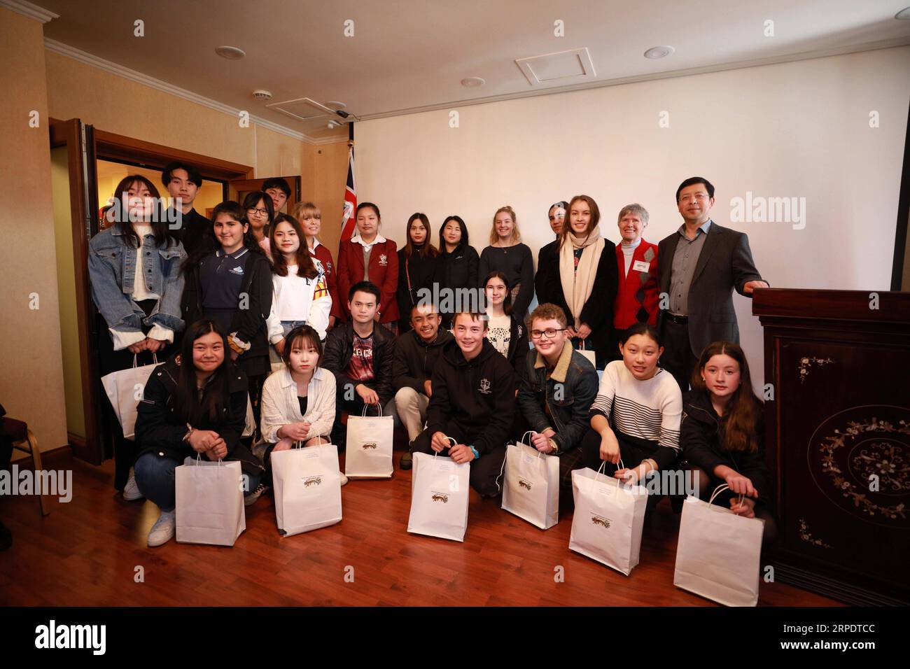 ミミ LIMI feu x Maison MIHARA YASUHIRO Pointed Sneakers(23 White