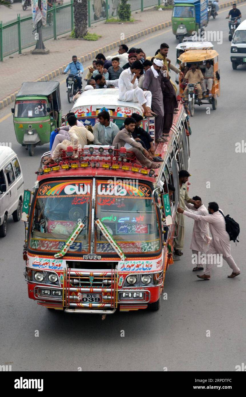 (190811) -- LAHORE, Aug. 11, 2019 -- Passengers are seen on an overcrowded bus ahead of the Eid al-Adha festival in Lahore, Pakistan, on Aug. 11, 2019. (Photo by /Xinhua) PAKISTAN-LAHORE-EID-AL-ADHA-TRAVELERS JamilxAhmed PUBLICATIONxNOTxINxCHN Stock Photo