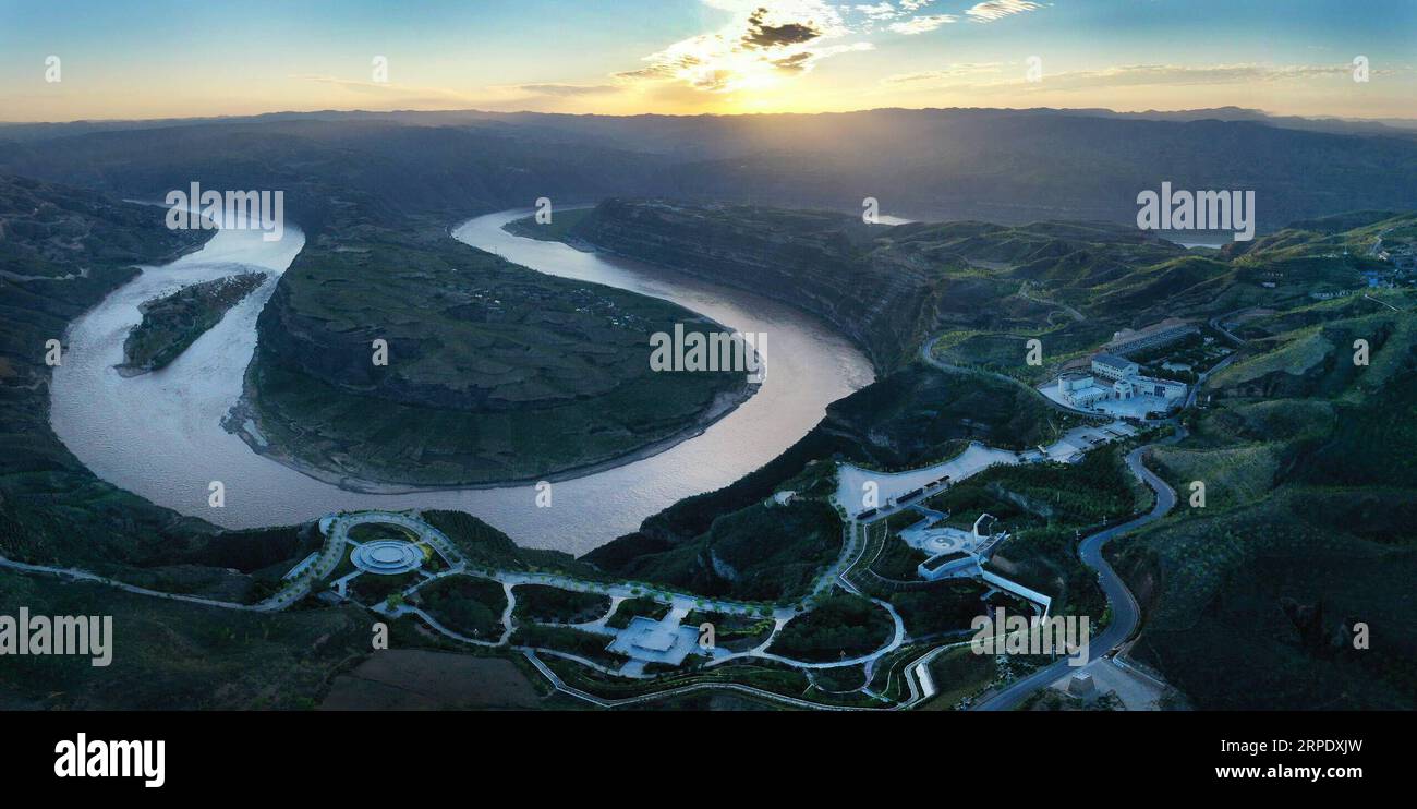 (190814) -- YANCHUAN, Aug. 14, 2019 -- Aerial photo taken on Aug. 14, 2019 shows the Qiankunwan river bend along the Yellow River, China s second-longest waterway, on the border between Yanchuan County, northwest China s Shaanxi Province and Yonghe County, north China s Shanxi Province. ) CHINA-SHAANXI-YELLOW RIVER-QIANKUNWAN-SCENERY (CN) TaoxMing PUBLICATIONxNOTxINxCHN Stock Photo