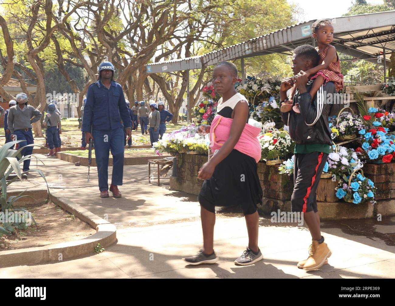 News Bilder des Tages (190816) -- HARARE, Aug. 16, 2019 (Xinhua) -- Police officers patrol in Harare, Zimbabwe, on Aug. 16, 2019. Shops, banks and retail outlets in Zimbabwe s capital Harare were closed on Friday after the High Court banned a planned demonstration by the opposition MDC Alliance. Heavily armed police officers patrolled the central business district while some were stationed at strategic areas in the city center, including at Africa Unity Square where protesters were due to congregate. (Photo by Shaun Jusa/Xinhua) ZIMBABWE-HARARE-PROTEST-POLICE PUBLICATIONxNOTxINxCHN Stock Photo