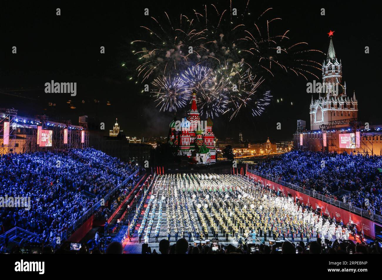 Russland, Militärmusik-Festival in Moskau (190824) -- MOSCOW, Aug. 24, 2019 -- Fireworks burst over the Red Square during the opening day of Spasskaya Tower International Military Music Festival in Moscow, Russia, on Aug. 23, 2019. The annual military music festival opened on Friday on the Red Square in Moscow, and will run until September 1. Evgeny Sinitsyn) RUSSIA-MOSCOW-MILITARY MUSIC FESTIVAL-OPENING BaixXueqi PUBLICATIONxNOTxINxCHN Stock Photo