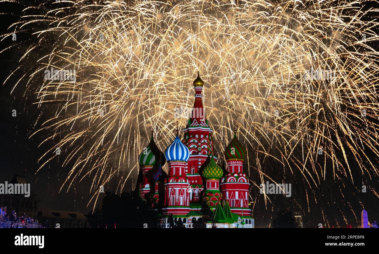 Russland, Militärmusik-Festival in Moskau (190824) -- MOSCOW, Aug. 24, 2019 -- Fireworks are seen during the opening day of Spasskaya Tower International Military Music Festival in Moscow, Russia, on Aug. 23, 2019. The annual military music festival opened on Friday on the Red Square in Moscow, and will run until September 1. ) RUSSIA-MOSCOW-MILITARY MUSIC FESTIVAL-OPENING BaixXueqi PUBLICATIONxNOTxINxCHN Stock Photo