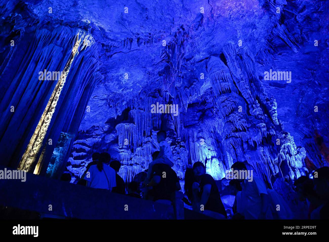 (190825) -- TONGLU, Aug. 25, 2019 -- Tourists visit the Yaolin karst cave in Tonglu County, east China s Zhejiang Province, Aug. 25, 2019. ) CHINA-ZHEJIANG-TONGLU-KARST CAVE-SCENERY (CN) HuangxZongzhi PUBLICATIONxNOTxINxCHN Stock Photo