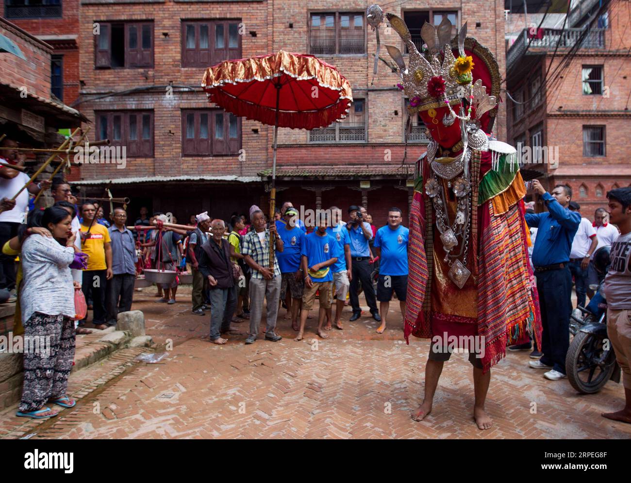 (190828) -- BHAKTAPUR (NEPAL), Aug. 28, 2019 (Xinhua) -- Devotees celebrate the Pancha Dan festival in Bhaktapur, Nepal, on Aug. 28, 2019. Pancha Dan, the festival of five summer gifts, is observed by the Buddhists by giving away five elements including wheat grains, rice grains, salt, money and fruit. (Photo by Sulav Shrestha/Xinhua) NEPAL-BHAKTAPUR-PANCHA DAN FESTIVAL PUBLICATIONxNOTxINxCHN Stock Photo