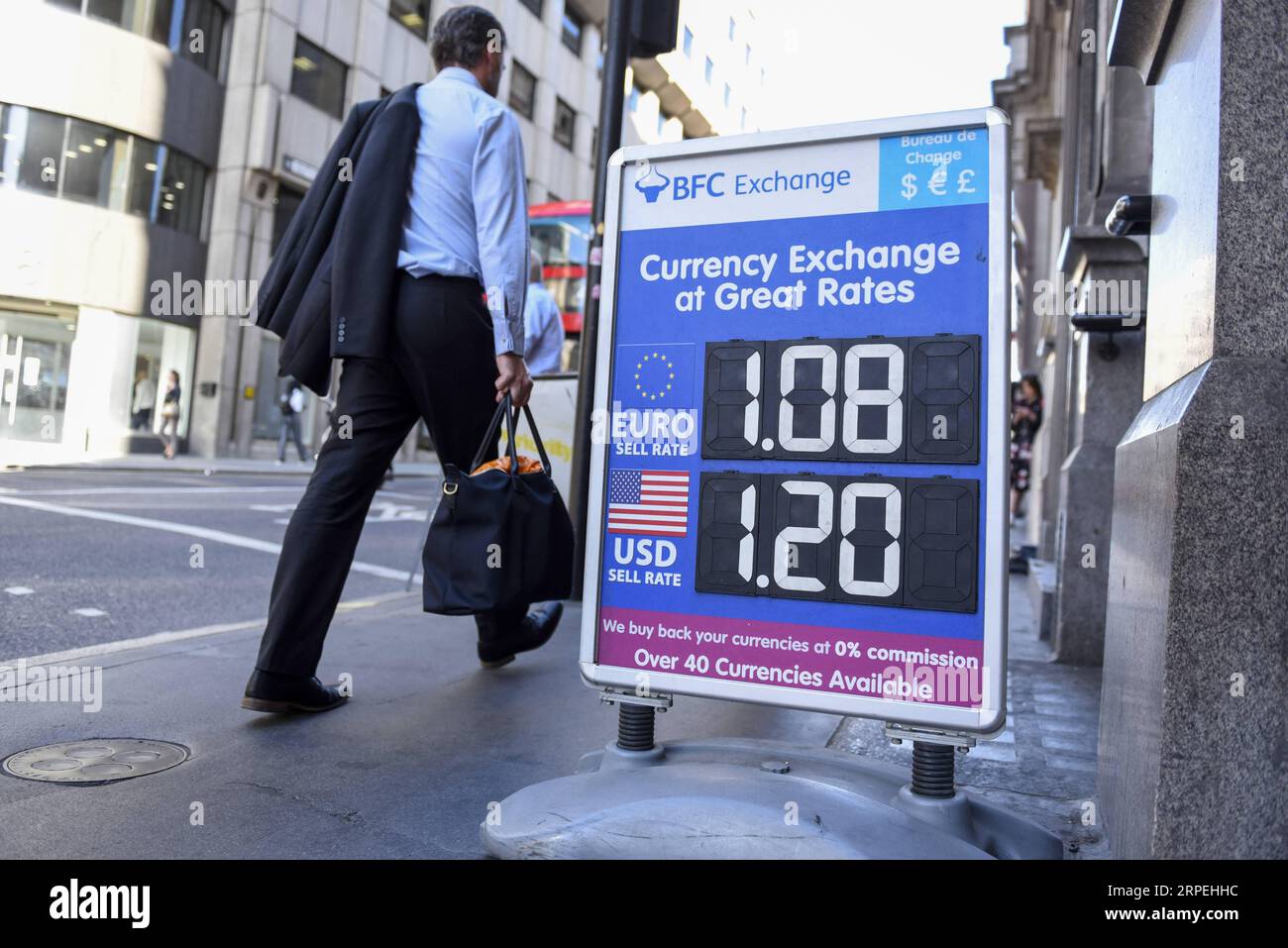 (190829) -- LONDON, Aug. 29, 2019 -- A man walks by a currency exchange in London, Britain, Aug. 29, 2019. The British pound declined against the U.S. dollar and the euro on Wednesday in reaction to Prime Minister Boris Johnson s plan to suspend Parliament to reduce the MPs chances to pass laws to block a no-deal Brexit. (Photo by Stephen Chung/Xinhua) BRITAIN-LONDON-PROROGATION-CURRENCY-DECLINE HanxYan PUBLICATIONxNOTxINxCHN Stock Photo