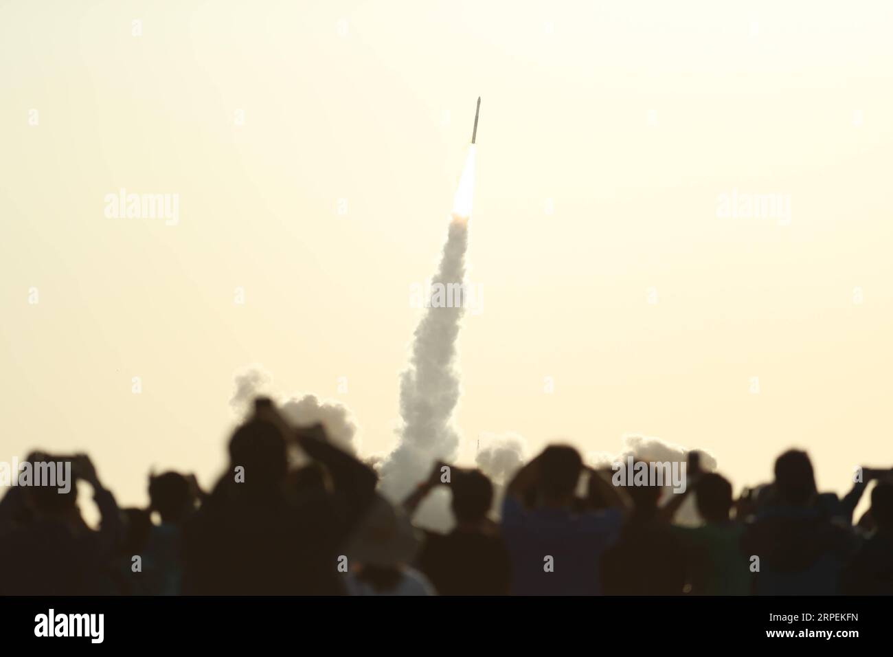 China, Raketenstart in Jiuquan (190831) -- JIUQUAN, Aug. 31, 2019 -- Two satellites for technological experiments are sent into space by a Kuaizhou-1A, or KZ-1A, carrier rocket from Jiuquan Satellite Launch Center in northwest China s Gansu Province, on Aug. 31, 2019. The rocket blasted off at 7:41 a.m. and sent the two satellites into their planned orbit. Kuaizhou-1A, meaning speedy vessel, is a low-cost solid-fuel carrier rocket with high reliability and a short preparation period. The rocket, developed by a company under the China Aerospace Science and Industry Corporation, is mainly used t Stock Photo