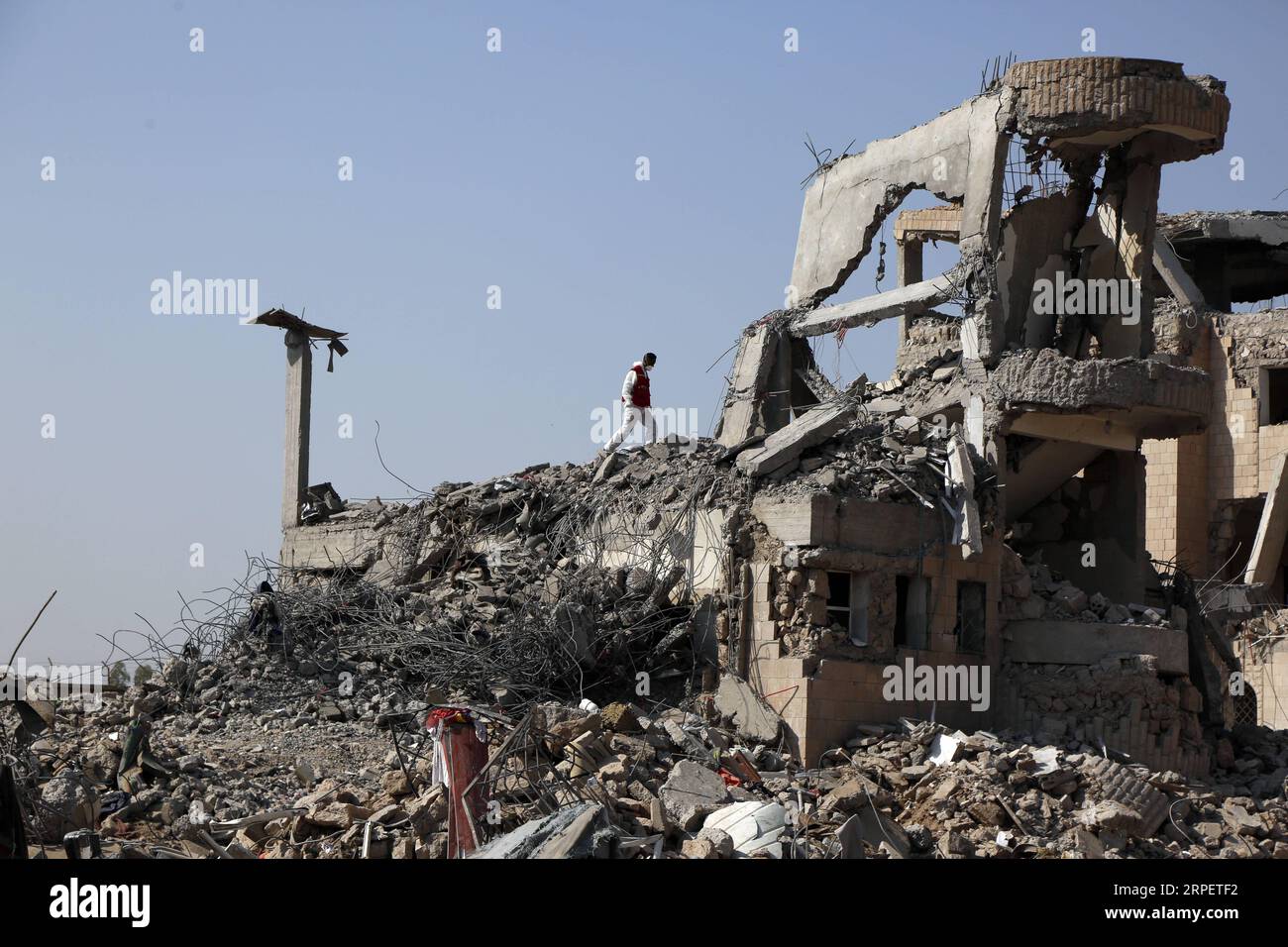 Bilder des Jahres 2019, News 09 September News Themen der Woche KW 36 News Bilder des Tages 190904 -- DHAMAR, Sept. 4, 2019 -- A rescue worker searches for victims among rubble of a building hit by airstrikes, in Dhamar province, Yemen, Sept. 4, 2019. The United Nations Special Envoy to Yemen Martin Griffiths called the deadly Saudi-led airstrike on a prison in Yemen a tragedy and said that the human cost of this war is unbearable, a UN spokesman said on Tuesday. Photo by Mohammed Mohammed/Xinhua YEMEN-DHAMAR-VICTIMS-SEARCH WangxWei PUBLICATIONxNOTxINxCHN Stock Photo