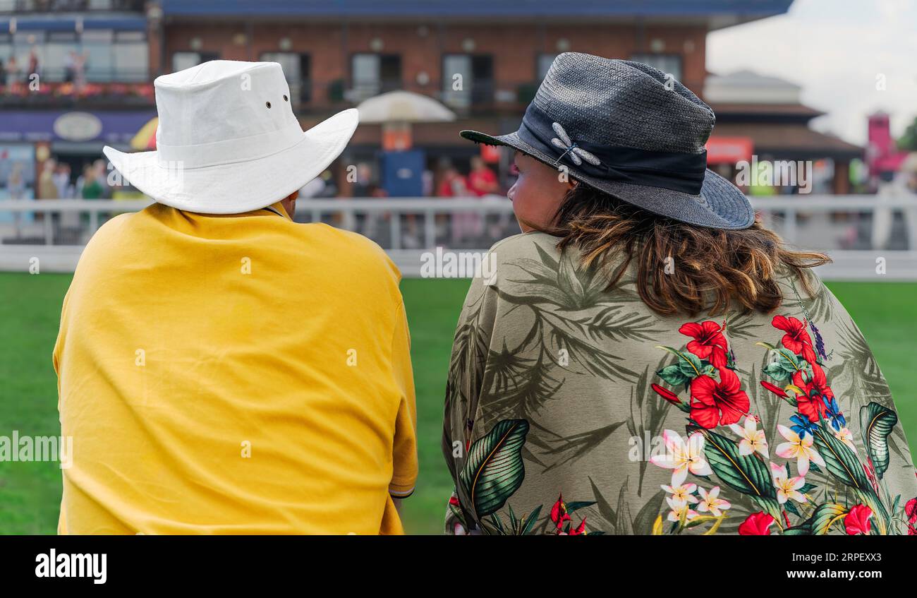 People wearing green hats hi-res stock photography and images - Alamy
