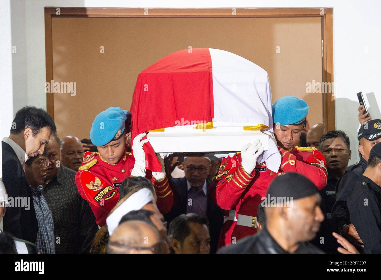 (190911) -- JAKARTA, Sept. 11, 2019 -- Army officers carry the coffin ...