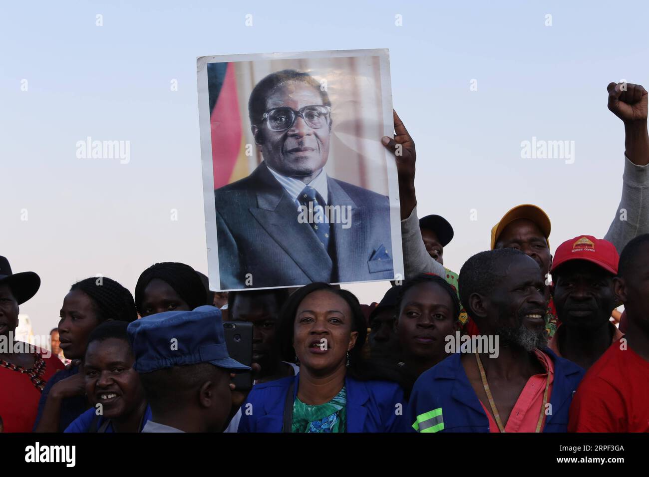 Leichnam von langjährigem Präsidenten Robert Mugabe in Simbabwe angekommen (190911) -- HARARE, Sept. 11, 2019 (Xinhua) -- Zimbabweans receive the body of the late former Zimbabwean President Robert Mugabe at the Robert Gabriel Mugabe International Airport in Harare, Zimbabwe, on Sept. 11, 2019. The body of the late former Zimbabwean President Robert Mugabe, who died in Singapore last Friday aged 95, arrived in the country on Wednesday afternoon ahead of his burial planned for Sunday. (Xinhua/Chen Yaqin) ZIMBABWE-HARARE-MUGABE-BODY-ARRIVAL PUBLICATIONxNOTxINxCHN Stock Photo