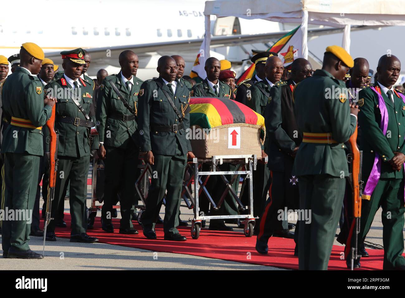 Leichnam von langjährigem Präsidenten Robert Mugabe in Simbabwe angekommen (190911) -- HARARE, Sept. 11, 2019 (Xinhua) -- The body of the late former Zimbabwean President Robert Mugabe arrives at the Robert Gabriel Mugabe International Airport in Harare, Zimbabwe, on Sept. 11, 2019. The body of the late former Zimbabwean President Robert Mugabe, who died in Singapore last Friday aged 95, arrived in the country on Wednesday afternoon ahead of his burial planned for Sunday. (Xinhua/Chen Yaqin) ZIMBABWE-HARARE-MUGABE-BODY-ARRIVAL PUBLICATIONxNOTxINxCHN Stock Photo