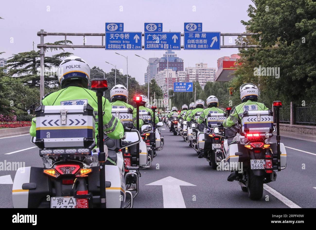 (190912) -- BEIJING, Sept. 12, 2019 -- Traffic police riding motorbikes patrol on the second ring road in Beijing, capital of China, Sept. 12, 2019. The first batch of 185 traffic policemen began to patrol in the city on motorbikes on Thursday morning. ) CHINA-BEIJING-TRAFFIC POLICE ON MOTORBIKES (CN) YinxGang PUBLICATIONxNOTxINxCHN Stock Photo