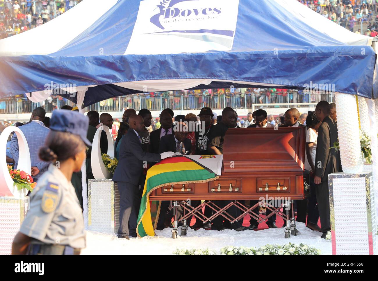 (190912) HARARE, Sept. 12, 2019 (Xinhua) People pay respect to