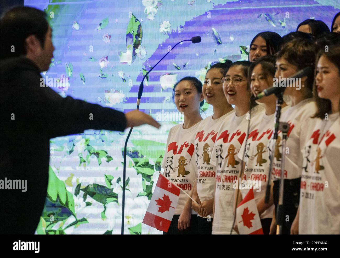 (190915) -- RICHMOND, Sept. 15, 2019 -- A student choir performs on stage at a gala event to celebrate the Mid-Autumn Festival and the 70th anniversary of the founding of the People s Republic of China at Richmond Olympic Oval in Richmond, Canada, Sept. 14, 2019. Liang Sen) CANADA-RICHMOND-CHINESE STUDENTS-CELEBRATION LixBaodong PUBLICATIONxNOTxINxCHN Stock Photo
