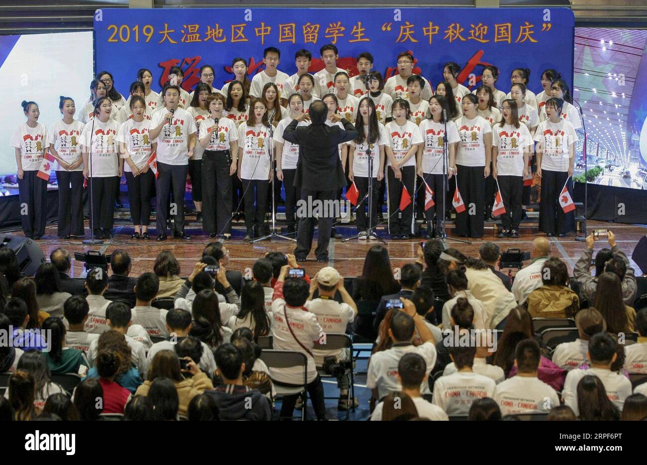 (190915) -- RICHMOND, Sept. 15, 2019 -- A student choir performs on stage at a gala event to celebrate the Mid-Autumn Festival and the 70th anniversary of the founding of the People s Republic of China at Richmond Olympic Oval in Richmond, Canada, Sept. 14, 2019. Liang Sen) CANADA-RICHMOND-CHINESE STUDENTS-CELEBRATION LixBaodong PUBLICATIONxNOTxINxCHN Stock Photo