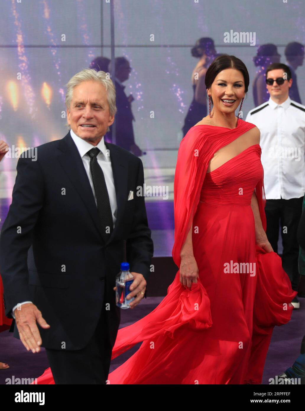 190923 -- LOS ANGELES, Sept. 23, 2019 -- Actor Michael Douglas L and actress Catherine Zeta-Jones pose during the 71st Primetime Emmy Awards in Los Angeles, the United States, Sept. 22, 2019.  U.S.-LOS ANGELES-EMMY AWARDS LixYing PUBLICATIONxNOTxINxCHN Stock Photo